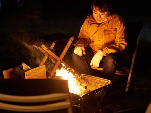 焚き火をしたり、思い思いの時間を過ごせます。