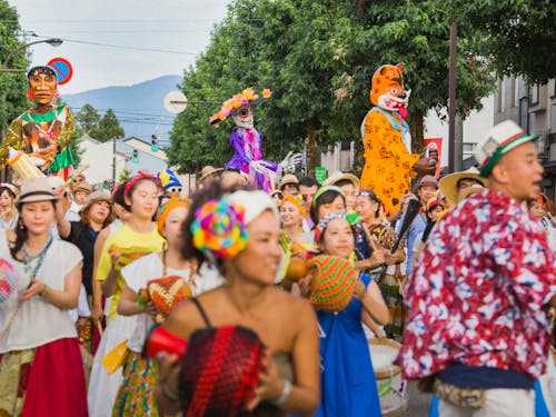 地元団体をはじめ市内外から出演者が集うパレード