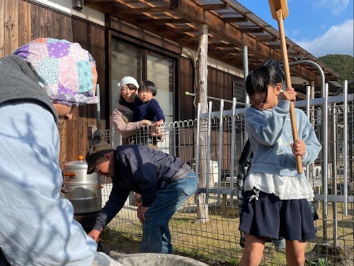 お婆ちゃんも、こどもも、みんな一緒にお餅つき!
