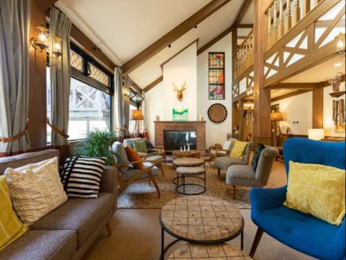 森の国、水際のロッジのラウンジは、ゲスト滞在者の交流の場。