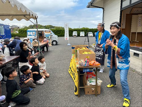 門司港発祥のバナナの叩き売りのパフォーマンス