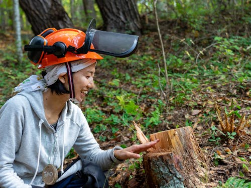 伐り口を見て確認、狙った方向に木を倒せたときのよろこびたるや!