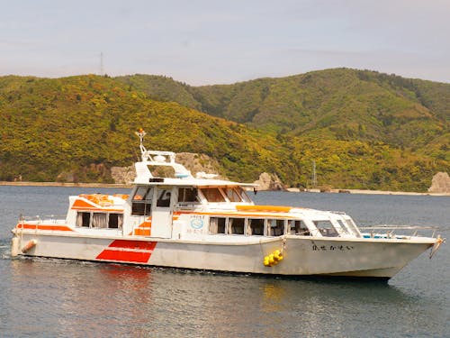島前三島を繋ぐ内航船、いそかぜ。日々の通勤、通学にも。