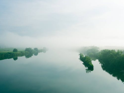 朝霧と雄大な円山川