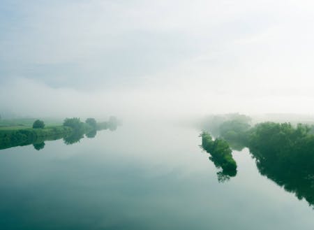 朝霧と雄大な円山川