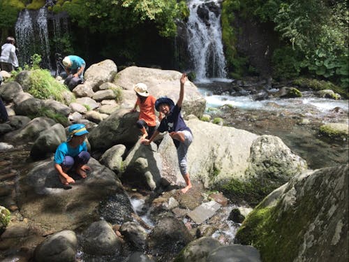 冷たい川でワイワイ遊んでみたり