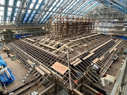 屋根組立を開始した大安禅寺本堂修理の様子。大迫力!