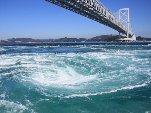 世界最大級の大きさを誇る鳴門の渦潮