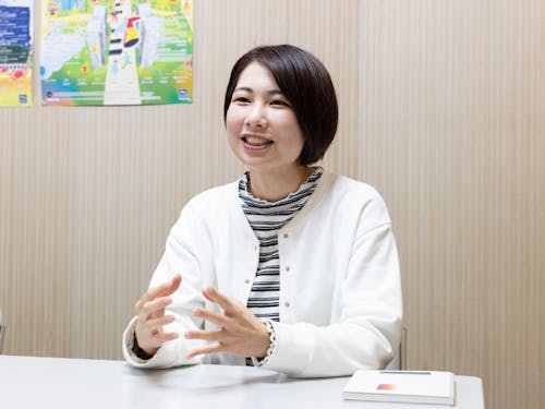 「ハーモニーホール」アート振興部の加藤さん。活動のやりがいについて楽しそうに話してくれました!