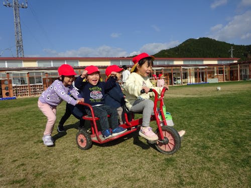 広々とした園庭で遊ぶ子どもたち