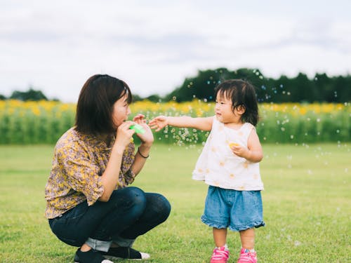 週末はたくさんのファミリーが広い草原で遊んでいます。