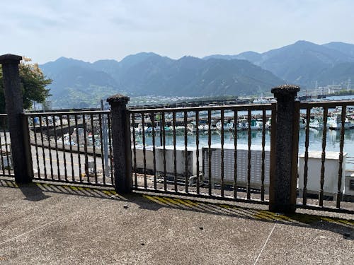 テラスのようなベランダから海を望む