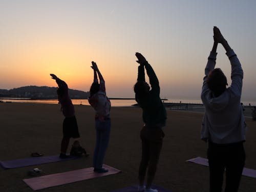 すぐ近くのビーチでサンセットヨガ。
