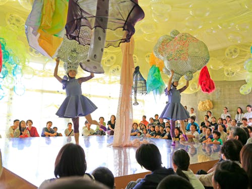 ひびのこづえ「スズズカ」（芸術祭）