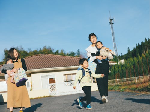 保育料を無償化しているほか、在宅育児への補助金もあり、子育て環境も充実しています。