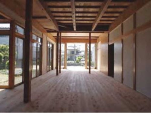 【6号】リビングからデッキまで、開放的な空間が広がります。