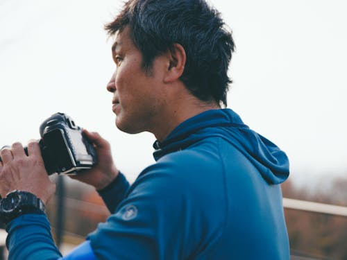 2019年に移住したカメラマンの井上さん。犬専門のカメラマンとして活動していましたが、現在は「犬と家族、地域の人の幸せを撮りたい」と話します。