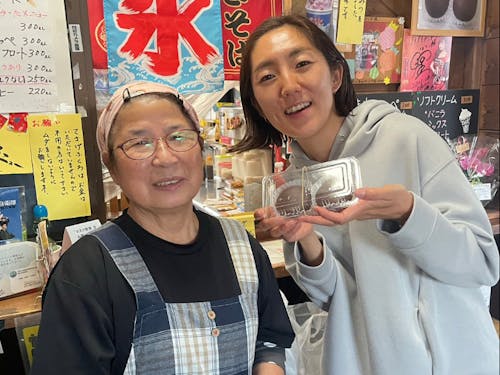 地元のお店と伊藤隊員