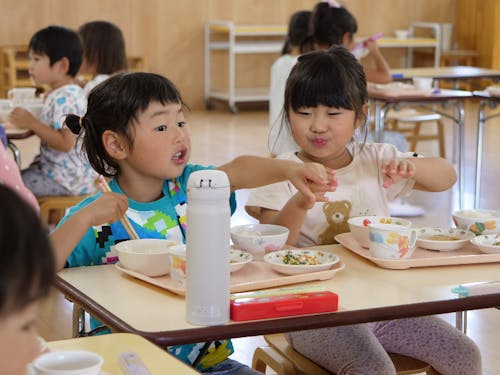 解放感のある食堂で、子どもたちは食べたいタイミングで給食を食べます。