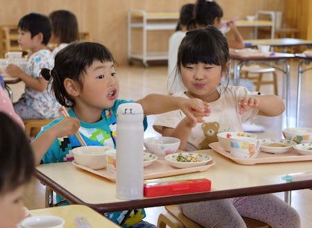 解放感のある食堂で、子どもたちは食べたいタイミングで給食を食べます。