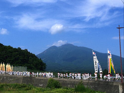 霊峰・岩木山に五穀豊穣を祈願する「お山参詣」