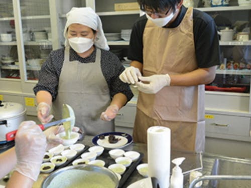 地元の皆様指導のもとお菓子作りもできますよ。