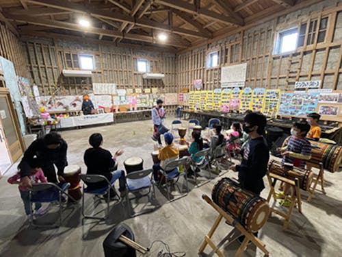 地元の人と一緒に体験しましょう。写真は、ジャンベをみんなで演奏している様子です。