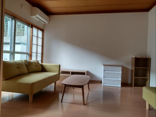 滞在には公営の住宅も用意(家具・家電のレンタルも可能です))