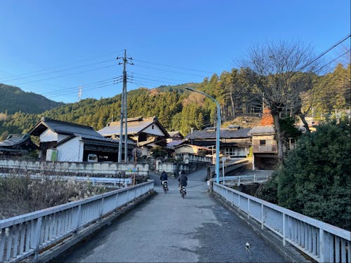 川や森のそばに古民家が共存する集落