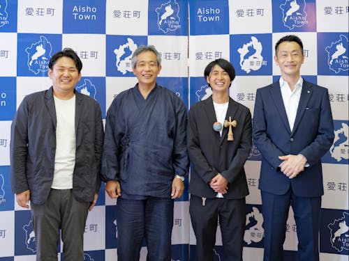 起業家を支援する愛荘町長とコーディネーターの3名
