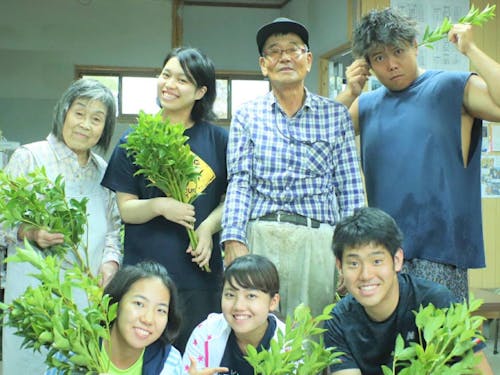 学生ボランティアと農家さん。一緒に作業+対話で距離の縮まり方が早い!