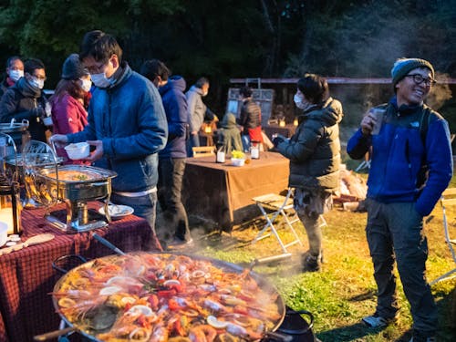 焚き火を囲みながら伊那で活躍するキーパーソンとの交流会