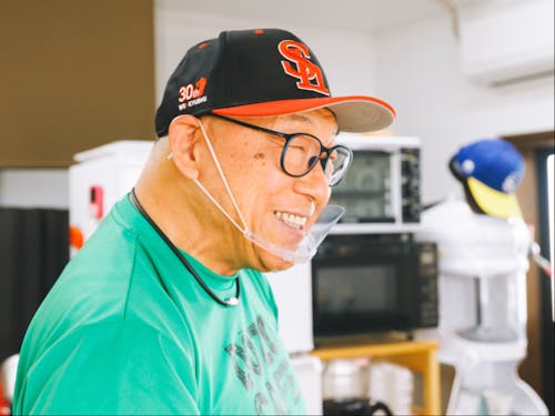 町ぶらロケでテレビの取材も受けたことがあるDOZO CAFEの名物オーナー