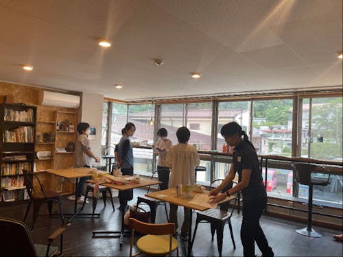 ウッドテイストで大きな窓がある、コワーキングスペースです。