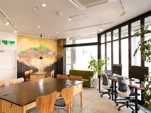 インターン中は我々が運営するコラーニングスペース「HLS弘前」でも活動します。全国の仲間と遅くまで議論する夜もあるかも…?