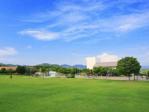 大きな公園と併設された図書館