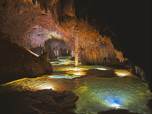 世界屈指の洞窟があります。