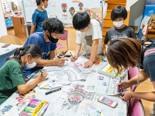 塾生とバラモン凧作り、インターンの大学生と一緒に