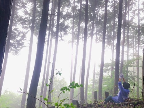 丘から町を見渡しながら深呼吸