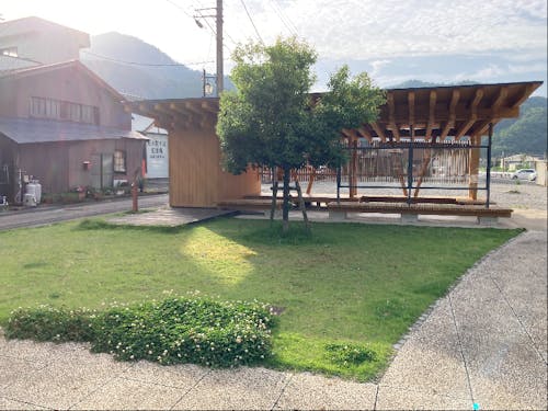 駅前にある「ほっこり広場」が会場