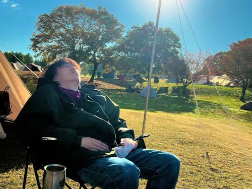 うららかな日差しの中でのうたた寝は、日々の疲れを癒します