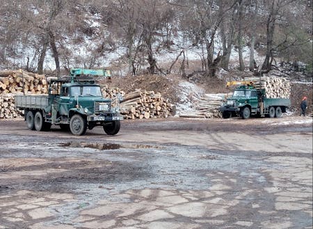 岩泉ではまだ現役で、ボンネットトラックが林業を支えています