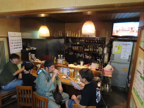 農作業で疲れた後は、美味しいものを食べながら会話を楽しむのが一番!