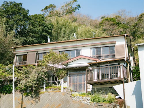 外観。元民宿らしいレトロな佇まい