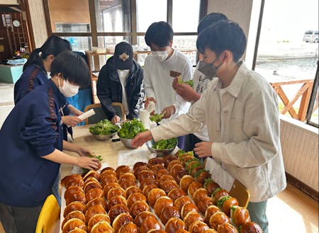 隠岐島前高生が開催した「高校生カフェ」の様子。地域の皆様と二人三脚で開催しました。