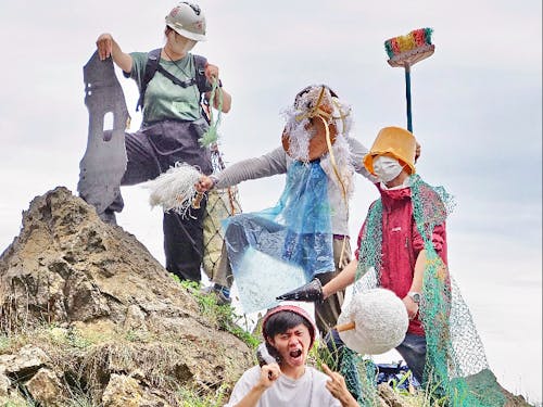 島キャンプ2022の合宿の様子(海ごみファッションショー)