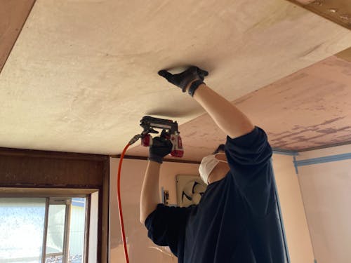 空き家DIYを地域やインターン生たちと