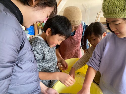 氷点下が続く土地でしかつくれない郷土料理を集落のおばあちゃんに習う「子どもたちと大学生」
