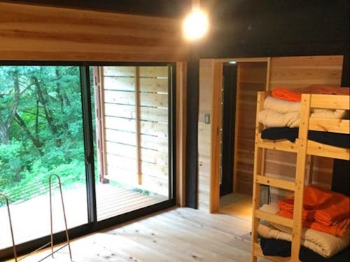 宿泊先の合掌ゲストハウス「かずら」の内観