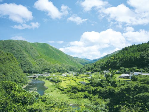 豊かな紀伊山地の山々と美しい渓流に抱かれたのどかな町(写真:日高川町)